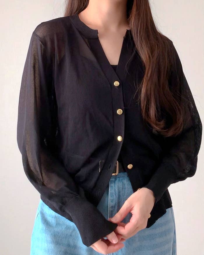 しまむらのおすすめファッションアイテム「EIキーネックシアーCD」