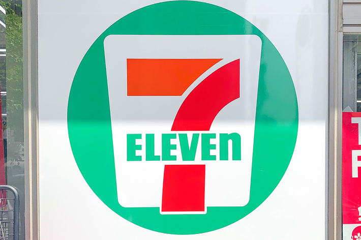 セブンイレブンのロゴが表示された看板。