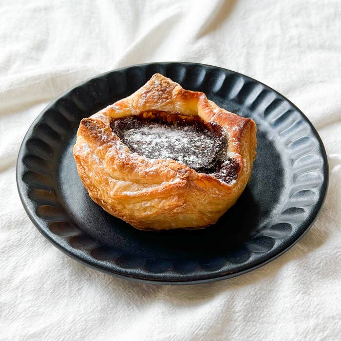 LAWSON（ローソン）のおすすめスイーツ「焼きチョコタルトパイ」