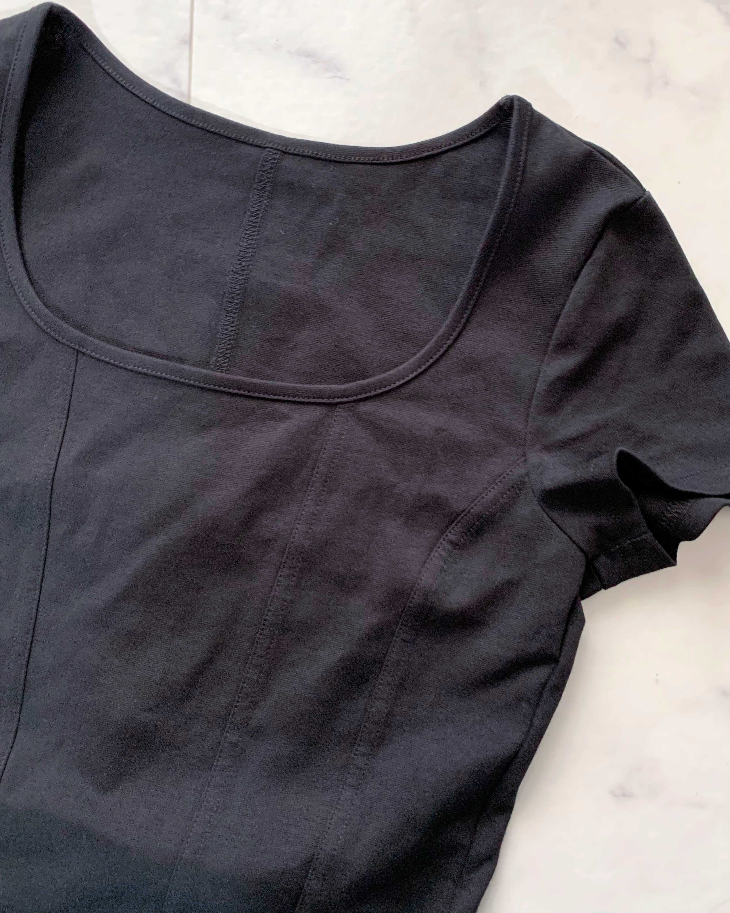 GU(ジーユー)のおすすめファッションアイテム「オープンネックT」