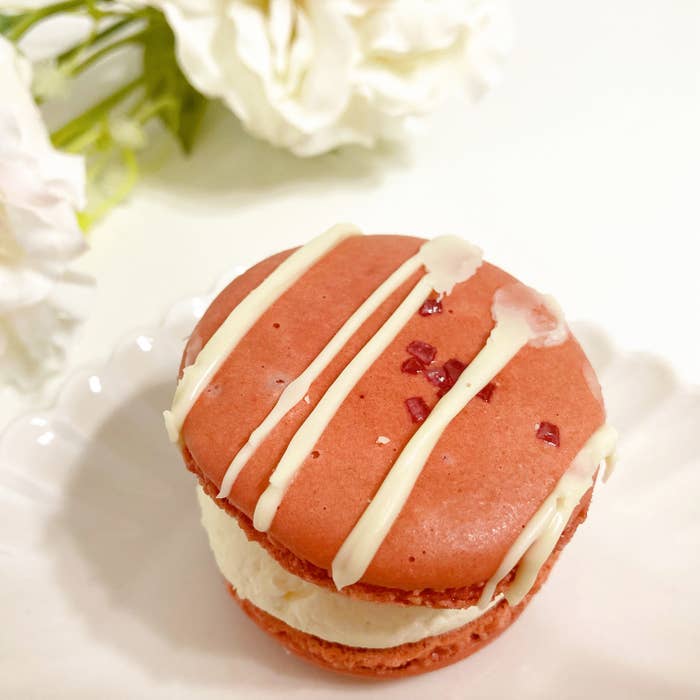 FamilyMart(ファミリーマート)のおすすめスイーツ「マカロンサンド いちごみるく」