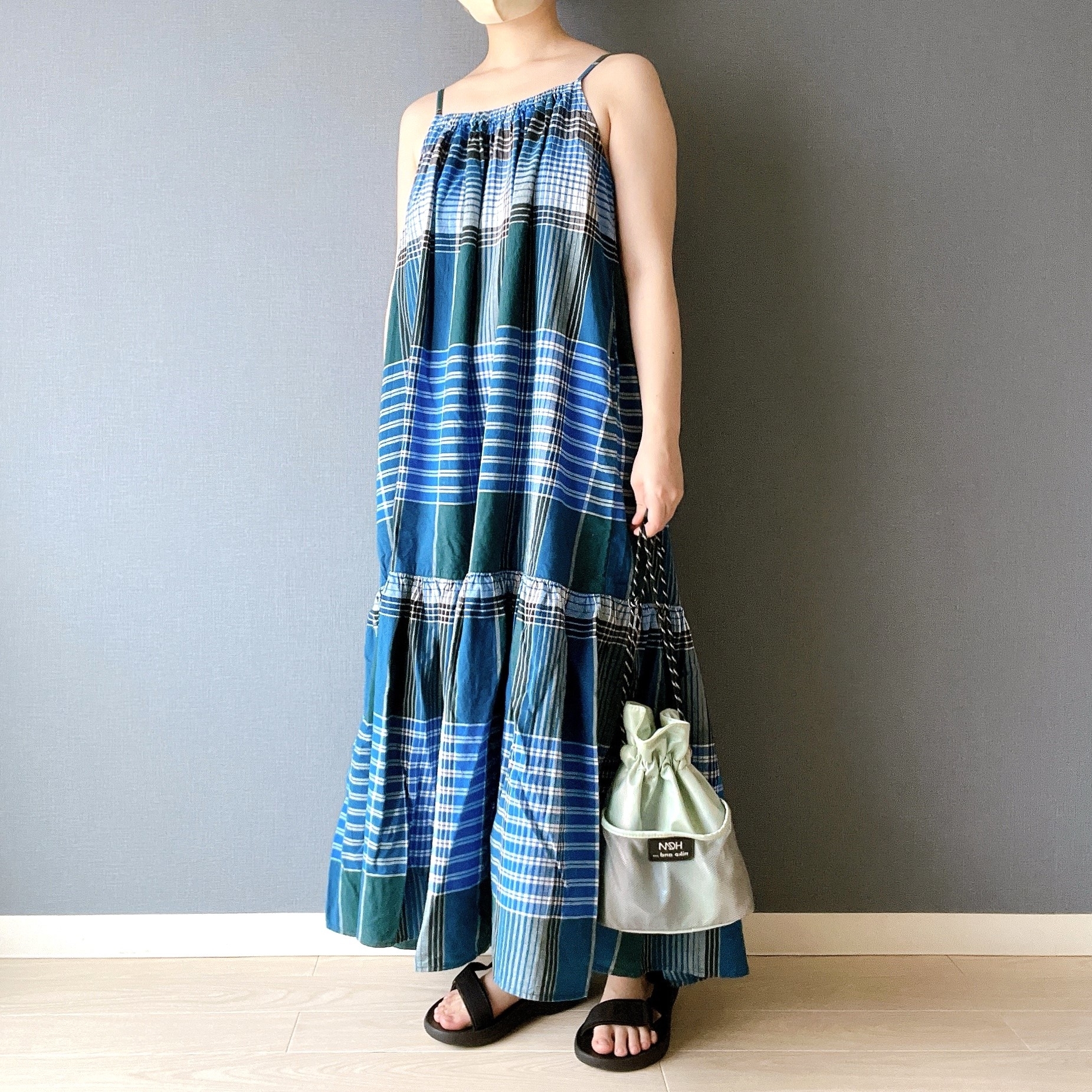 無印良品のオススメのワンピース「婦人 マドラスチェック キャミソールワンピース」のコーディネート