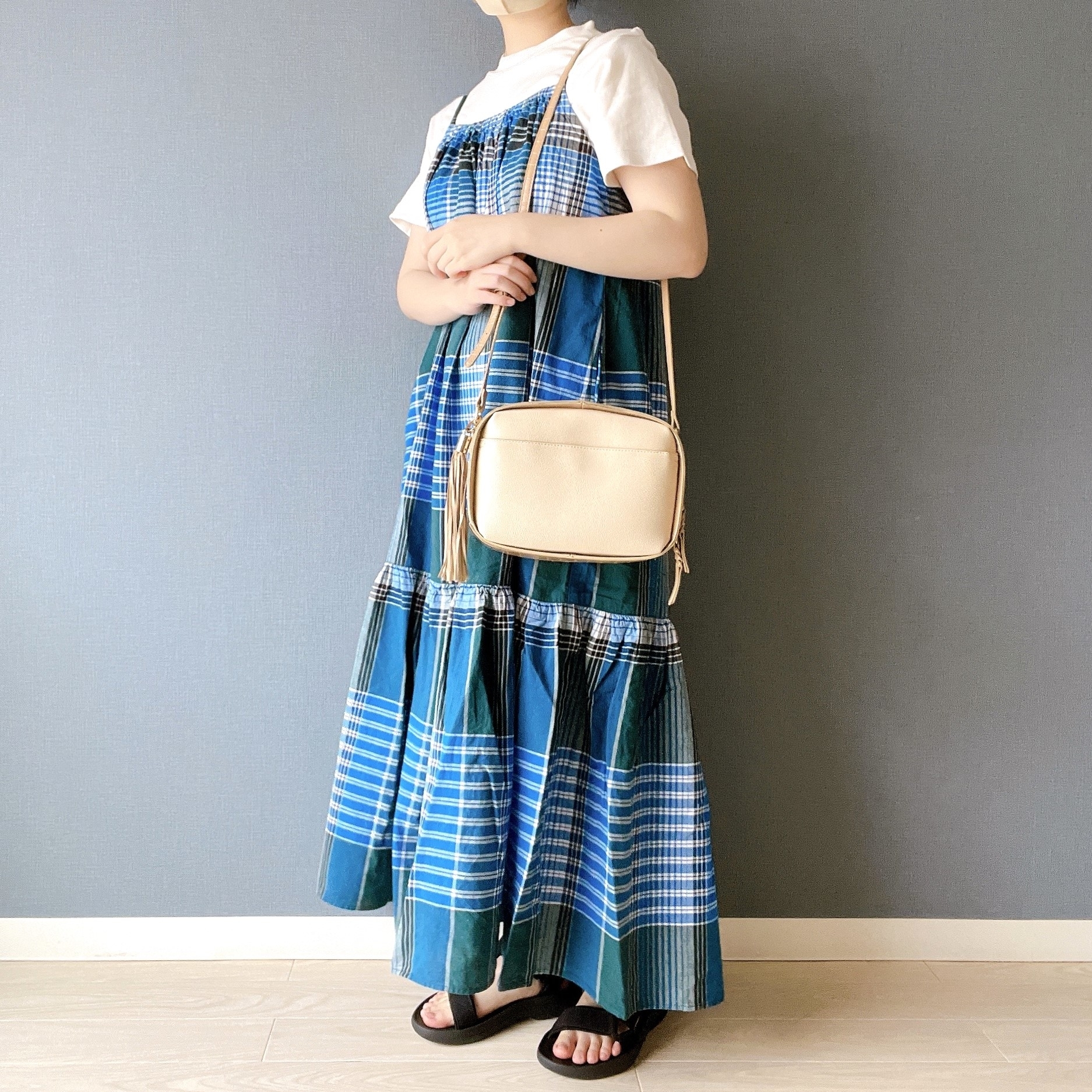 無印良品のオススメのワンピース「婦人 マドラスチェック キャミソールワンピース」のコーディネート