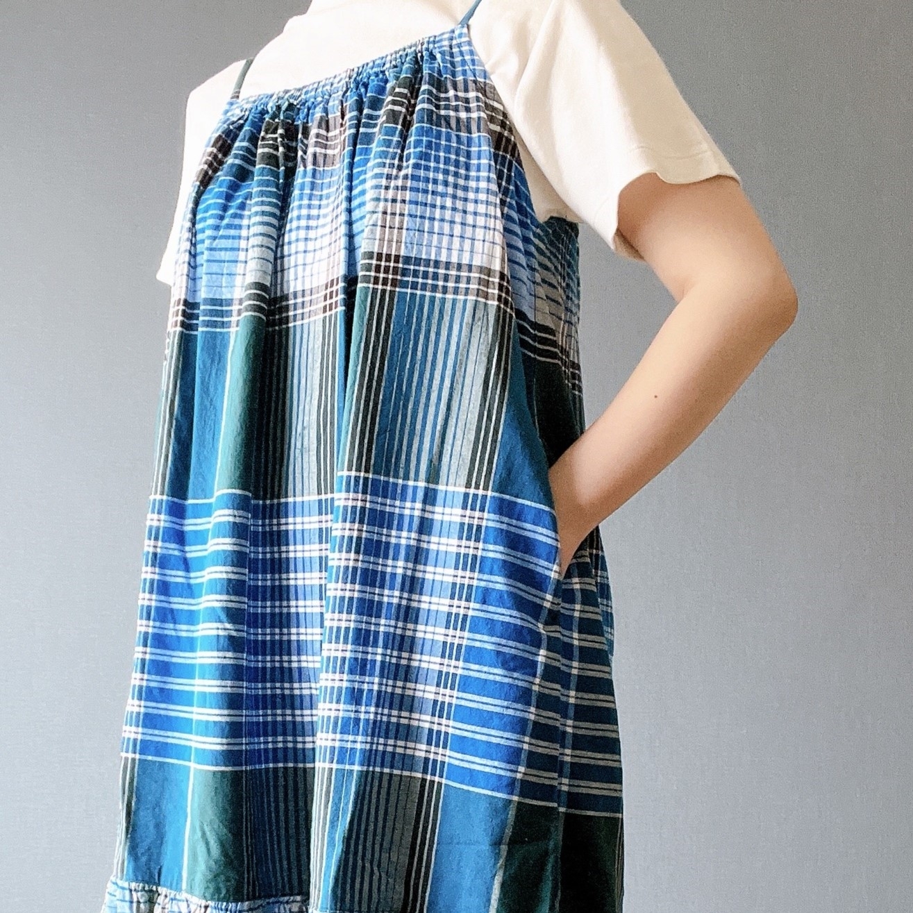 無印良品のオススメのワンピース「婦人 マドラスチェック キャミソールワンピース」