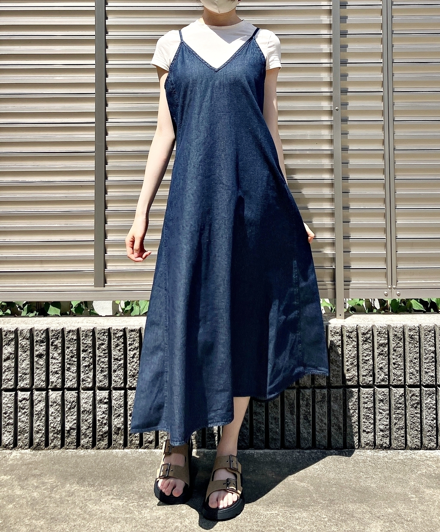 GU（ジーユー）のおすすめワンピース「ライトデニムフレアキャミソールワンピース」