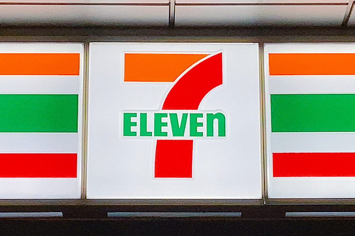 セブンイレブンの看板と新しい「あったか麺」の広告が表示されている。