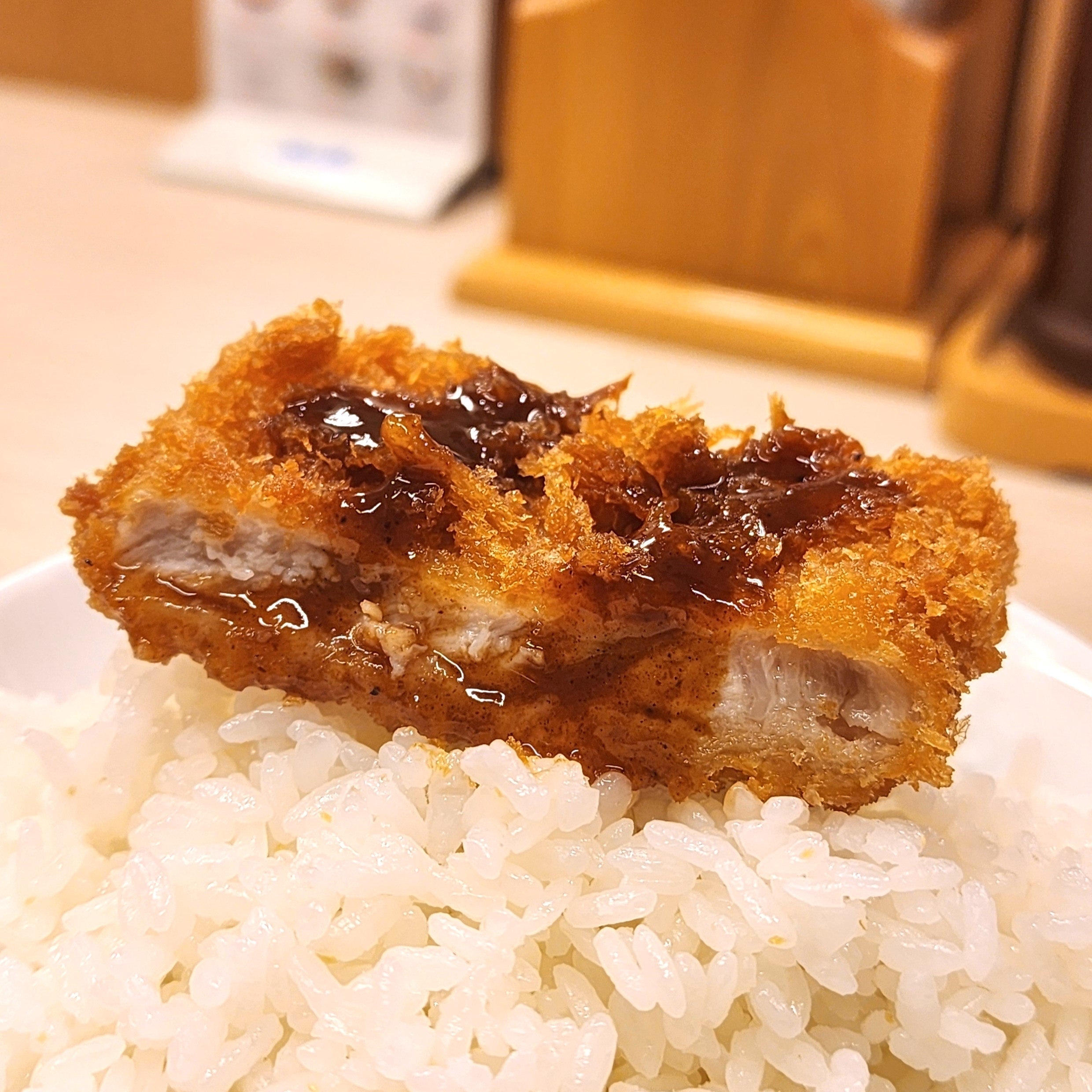 かつやのおすすめのメニュー「ロースカツ・から揚げ定食」