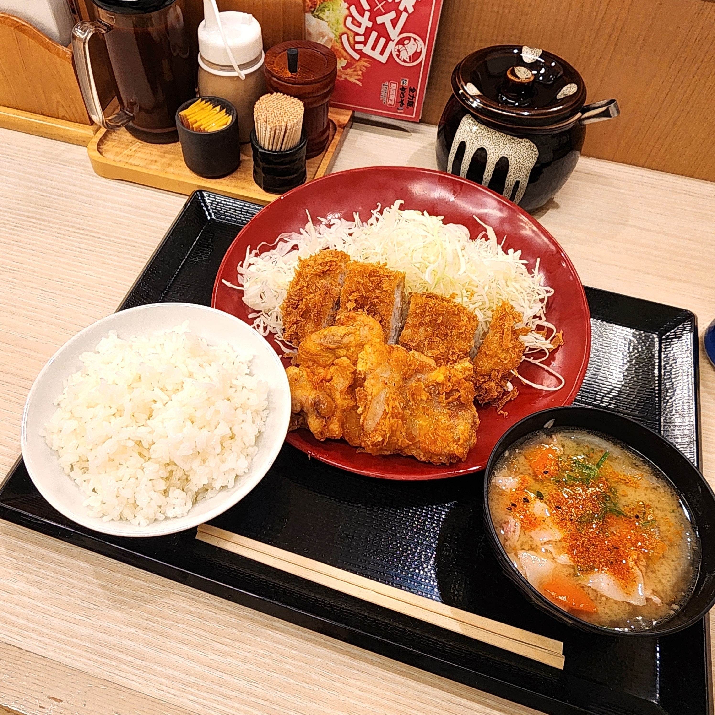 かつやのおすすめのメニュー「ロースカツ・から揚げ定食」