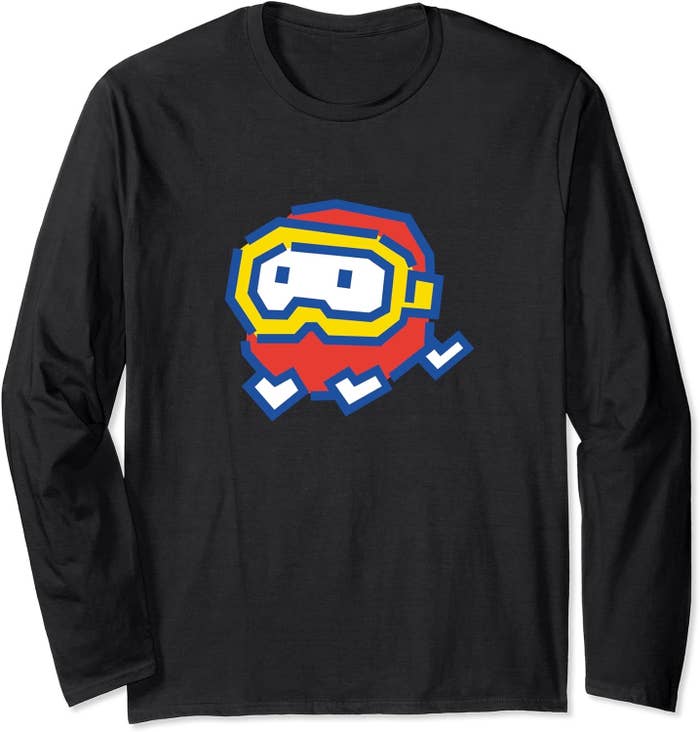 長袖Tシャツに描かれた、ダイビングゴーグルを装着したキャラクター。