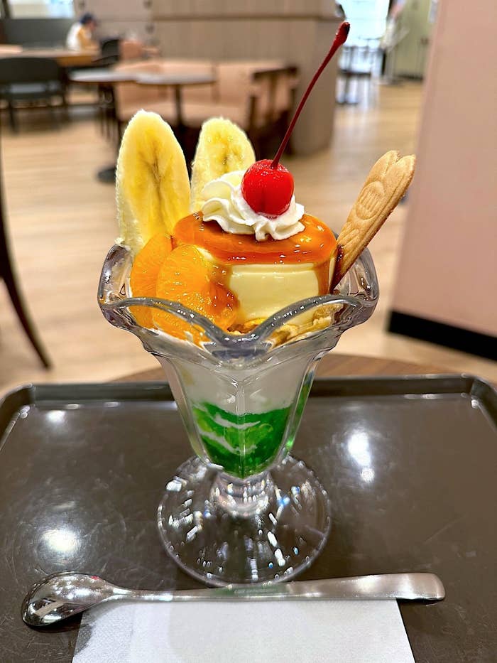 サンマルクカフェのおすすめスイーツ「プリンアラモードとクリームソーダ風ゼリーのレトロパフェ」