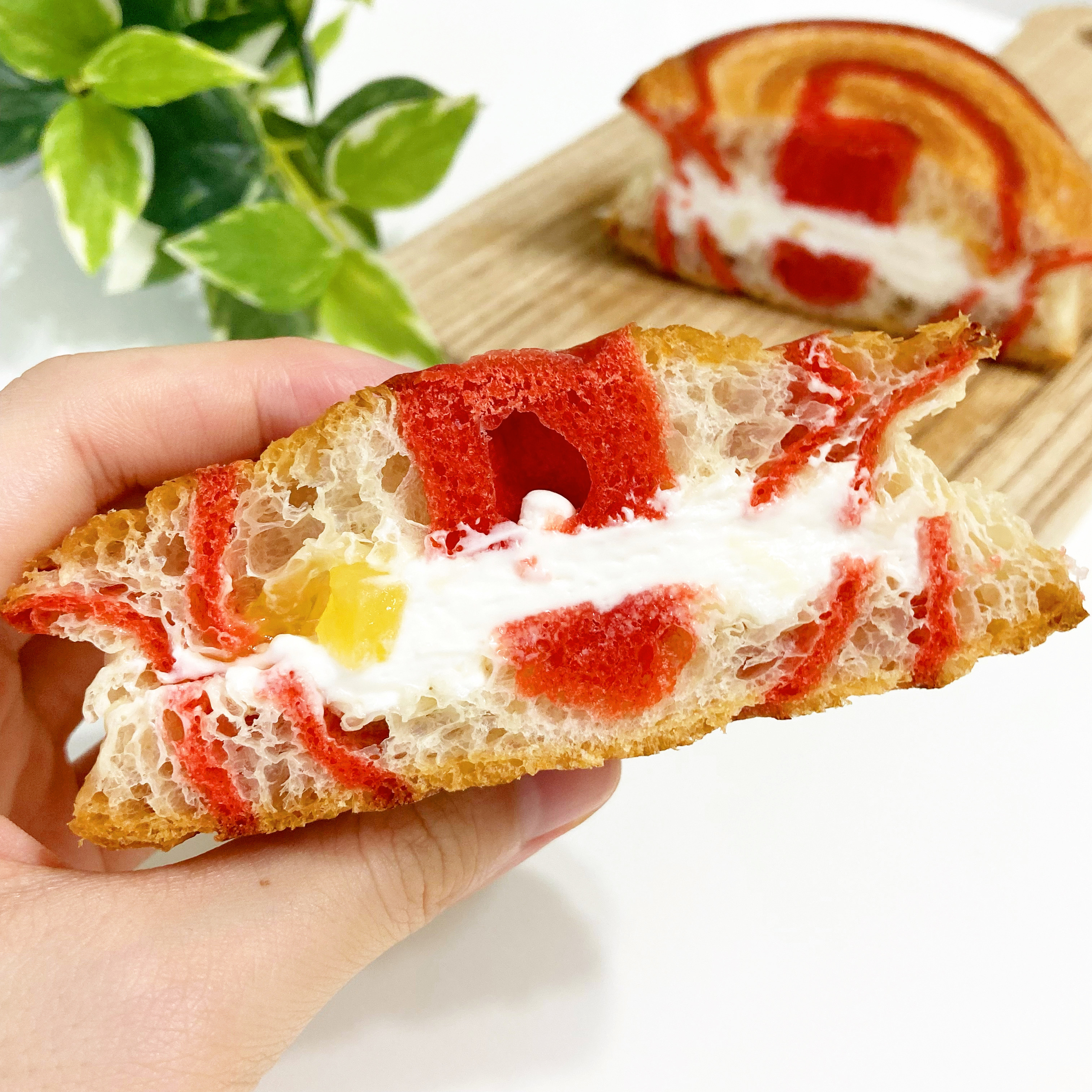 FamilyMart（ファミリーマート）のおすすめスイーツパン「りんごとレアチーズホイップのデニッシュ」