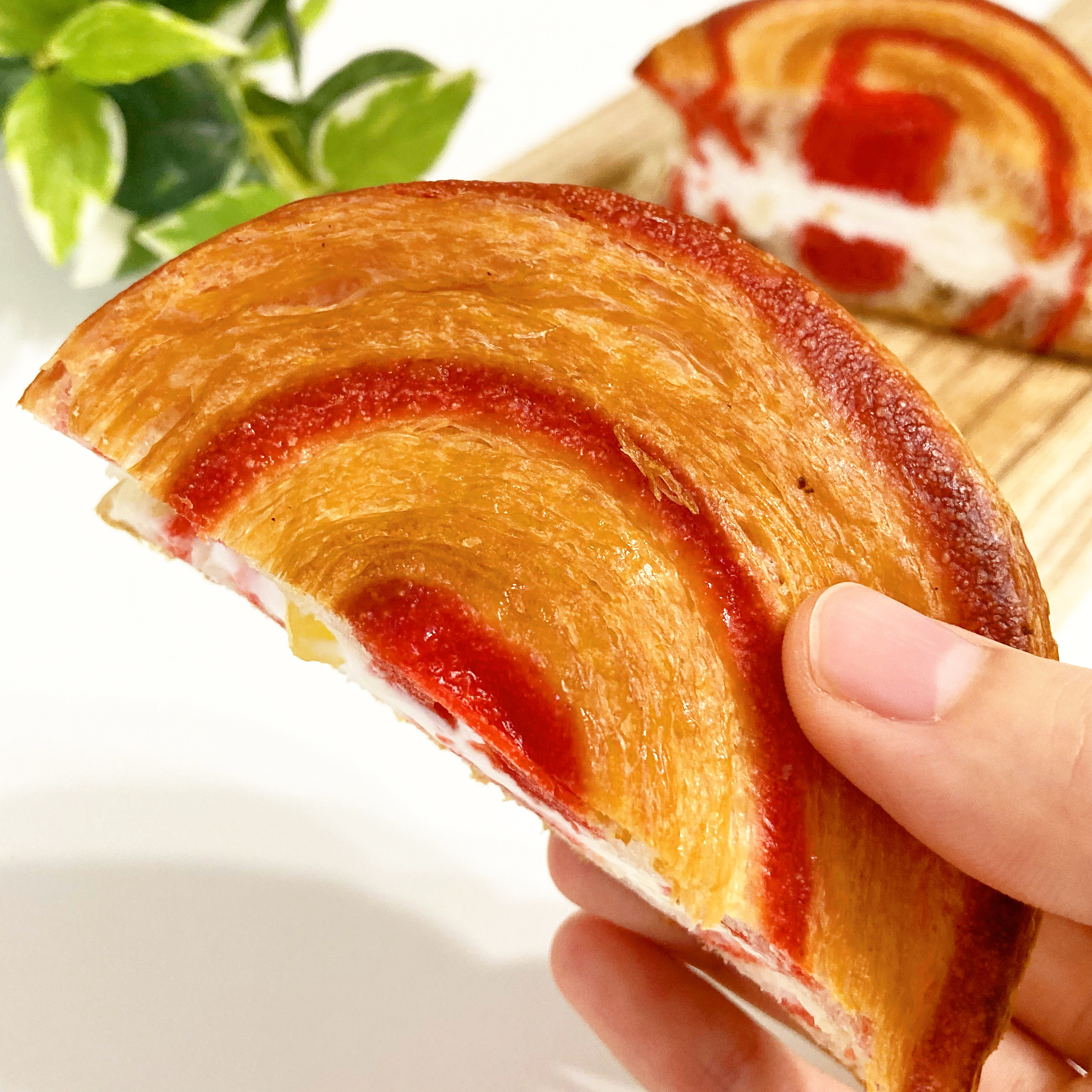 FamilyMart（ファミリーマート）のおすすめスイーツパン「りんごとレアチーズホイップのデニッシュ」