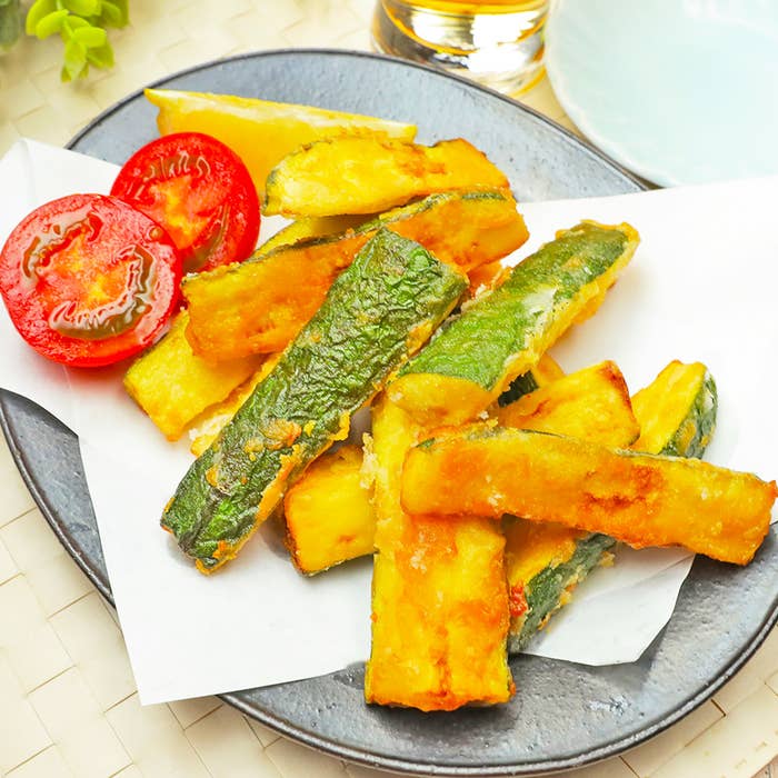 料理が白いペーパーの上に盛り付けられている料理。