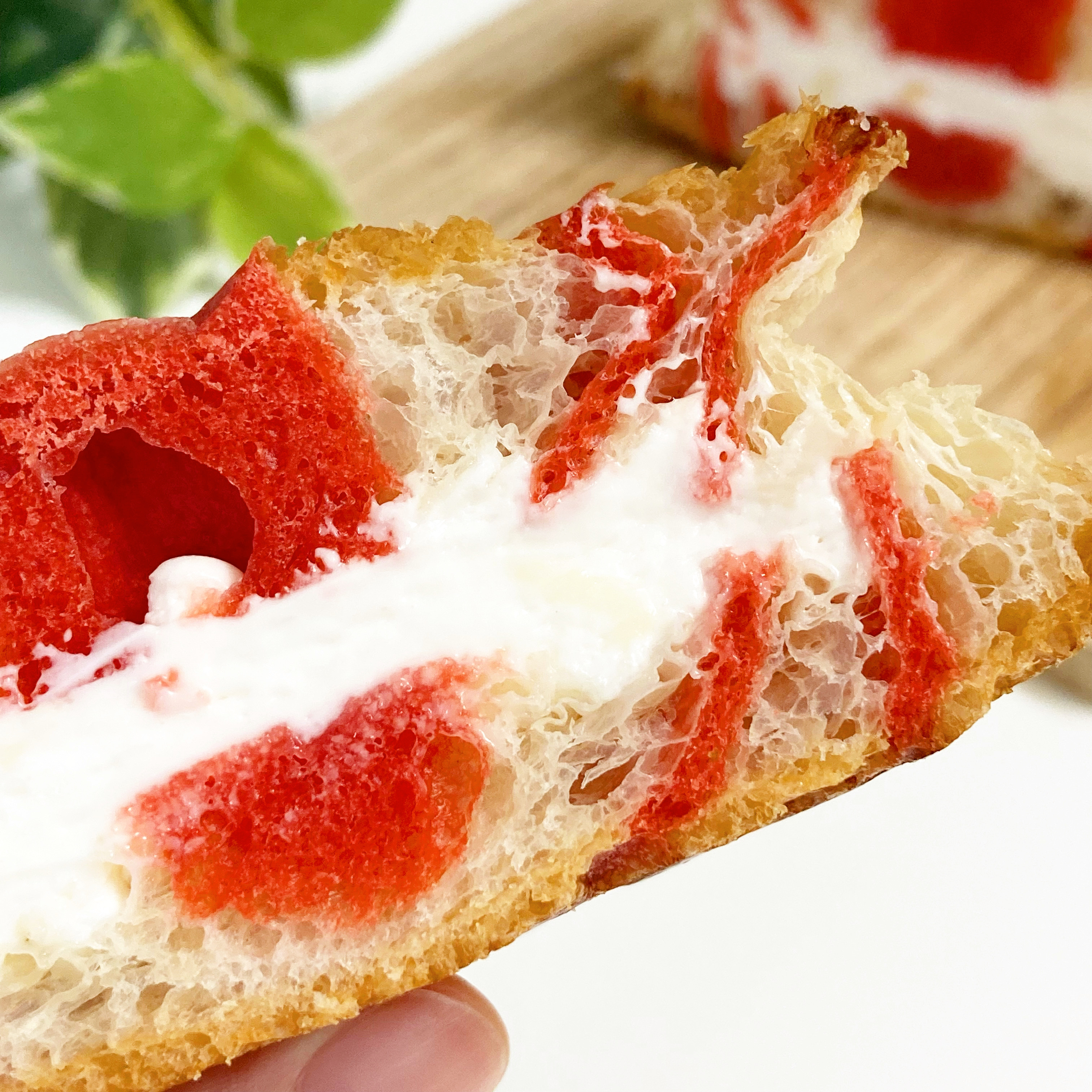 FamilyMart（ファミリーマート）のおすすめスイーツパン「りんごとレアチーズホイップのデニッシュ」