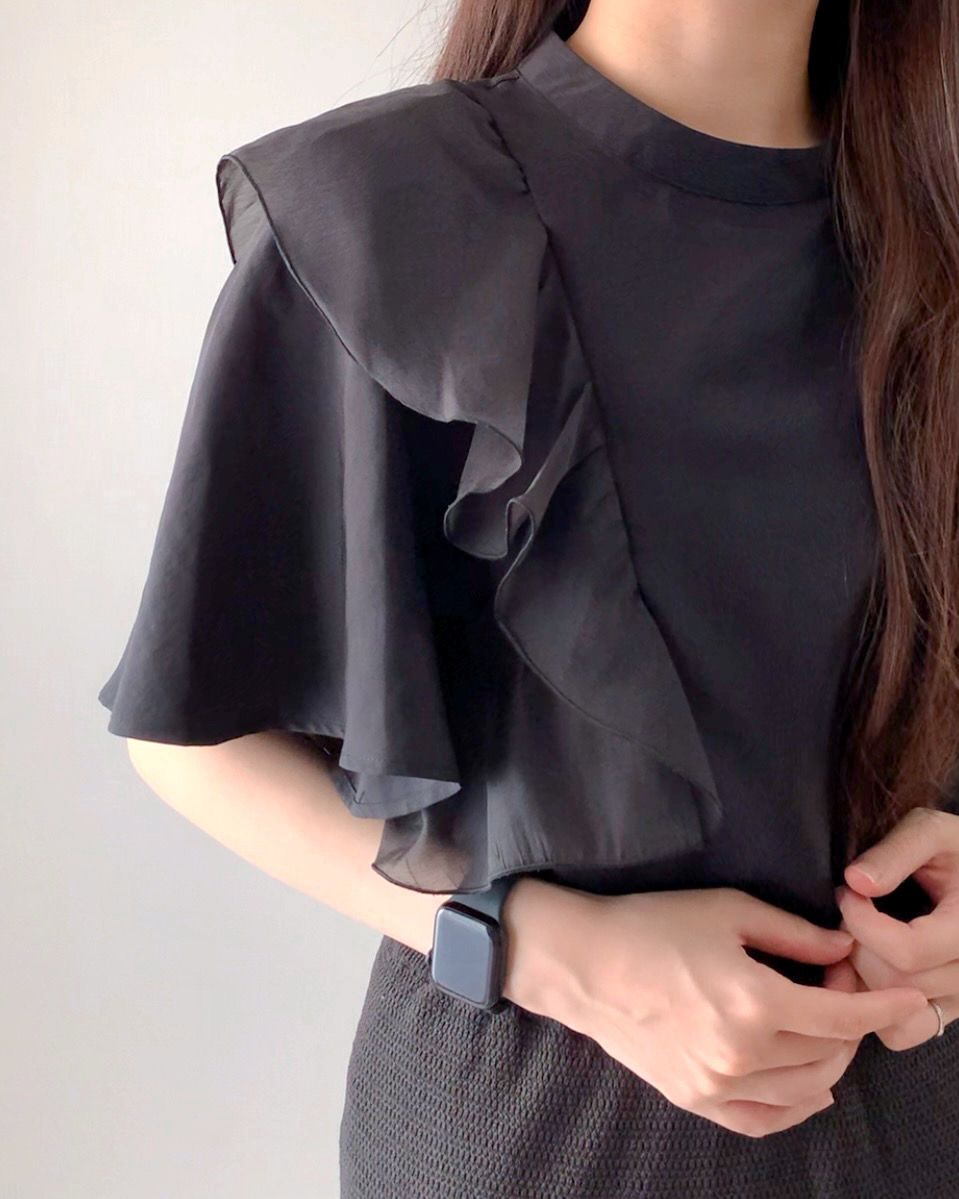 しまむらのおすすめファッションアイテム「HKフリルスタンドカラーBL」