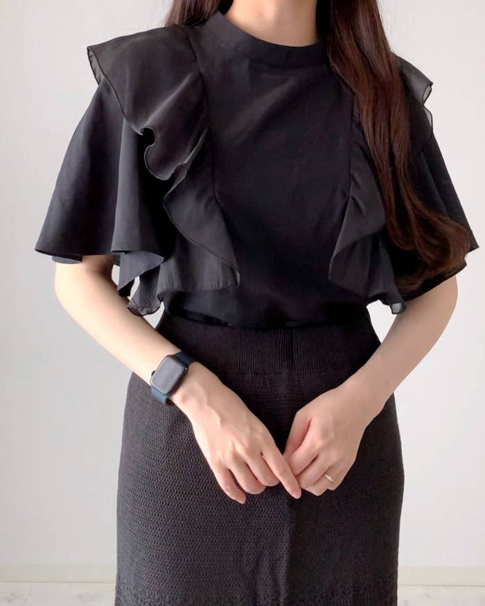 しまむらのおすすめファッションアイテム「HKフリルスタンドカラーBL」