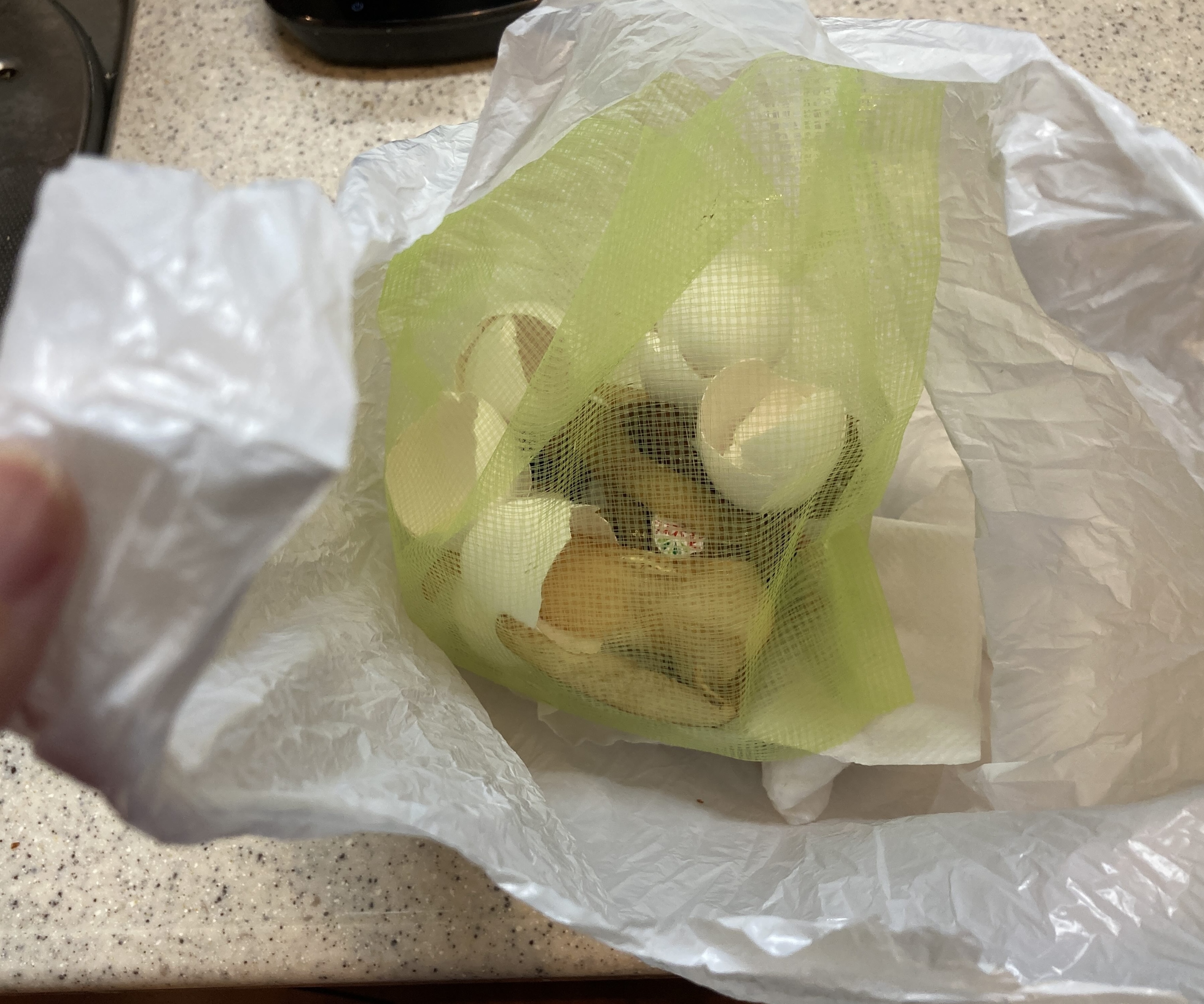 ビニール袋の中に卵の殻と調理された食べ物の残りが入っています。