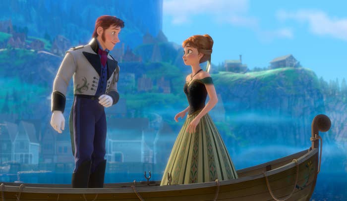 Hans dan Anna dari Frozen berdiri di atas perahu, berbicara.  Hans mengenakan jaket formal, sedangkan Anna mengenakan gaun dengan rok bermotif