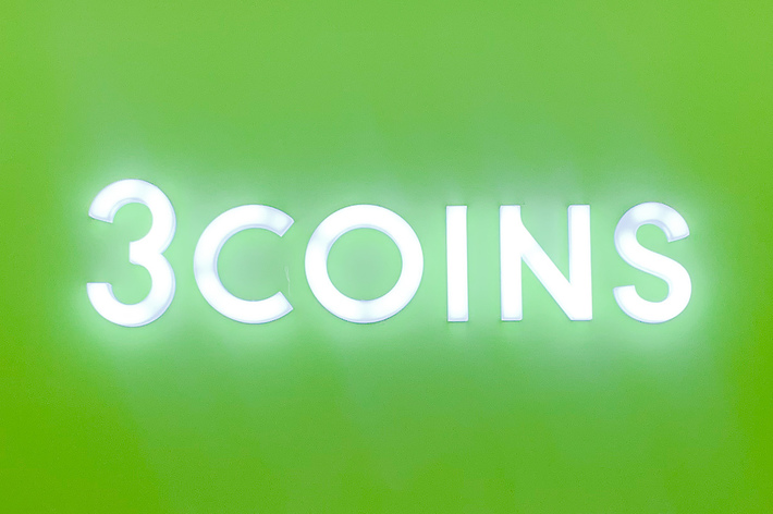 3COINSの店舗の看板。店頭には多くの3%オフのセールポスターが掲示されています。