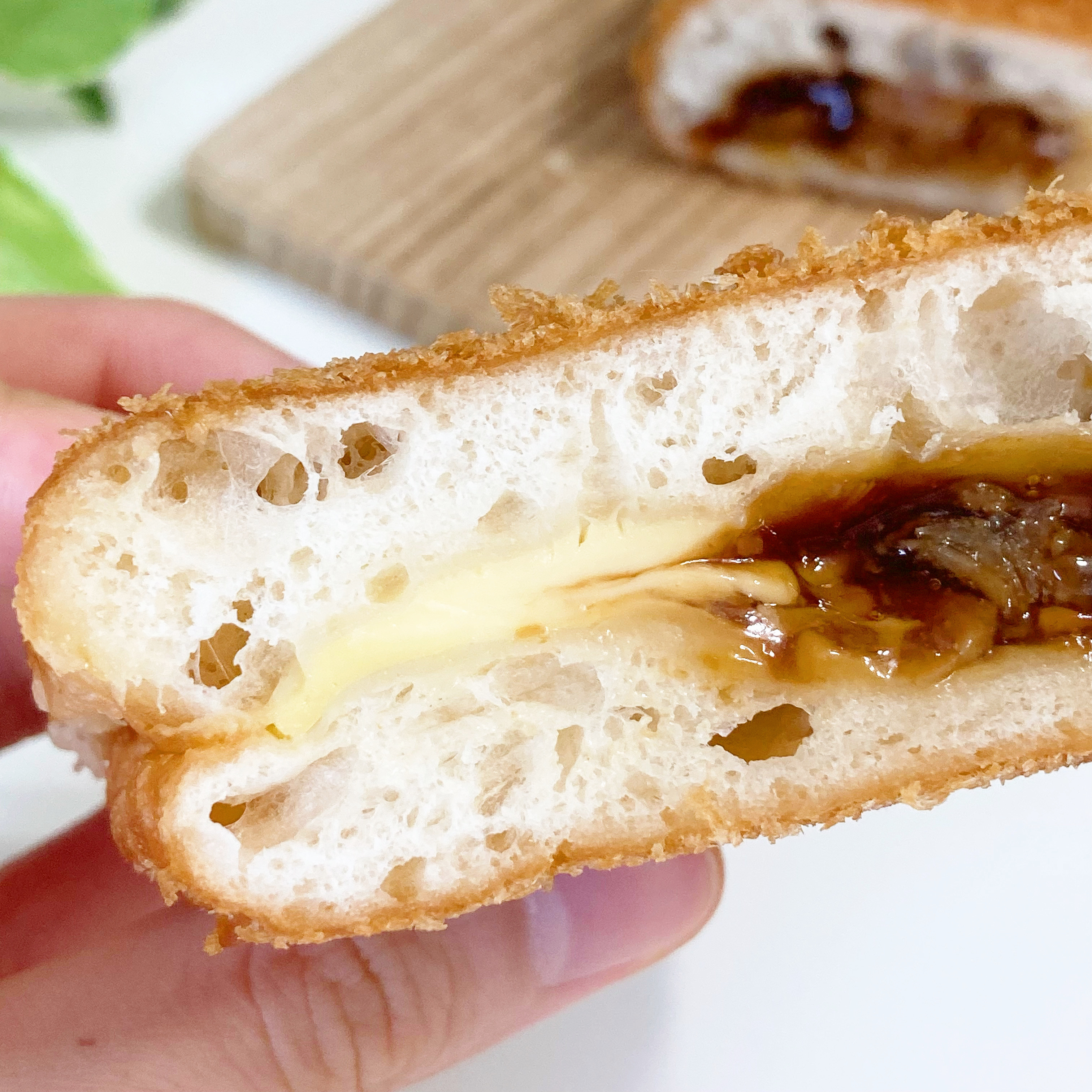 FamilyMart（ファミリーマート）のおすすめパン「照り焼きチキンドーナツ（マヨソース入り）」