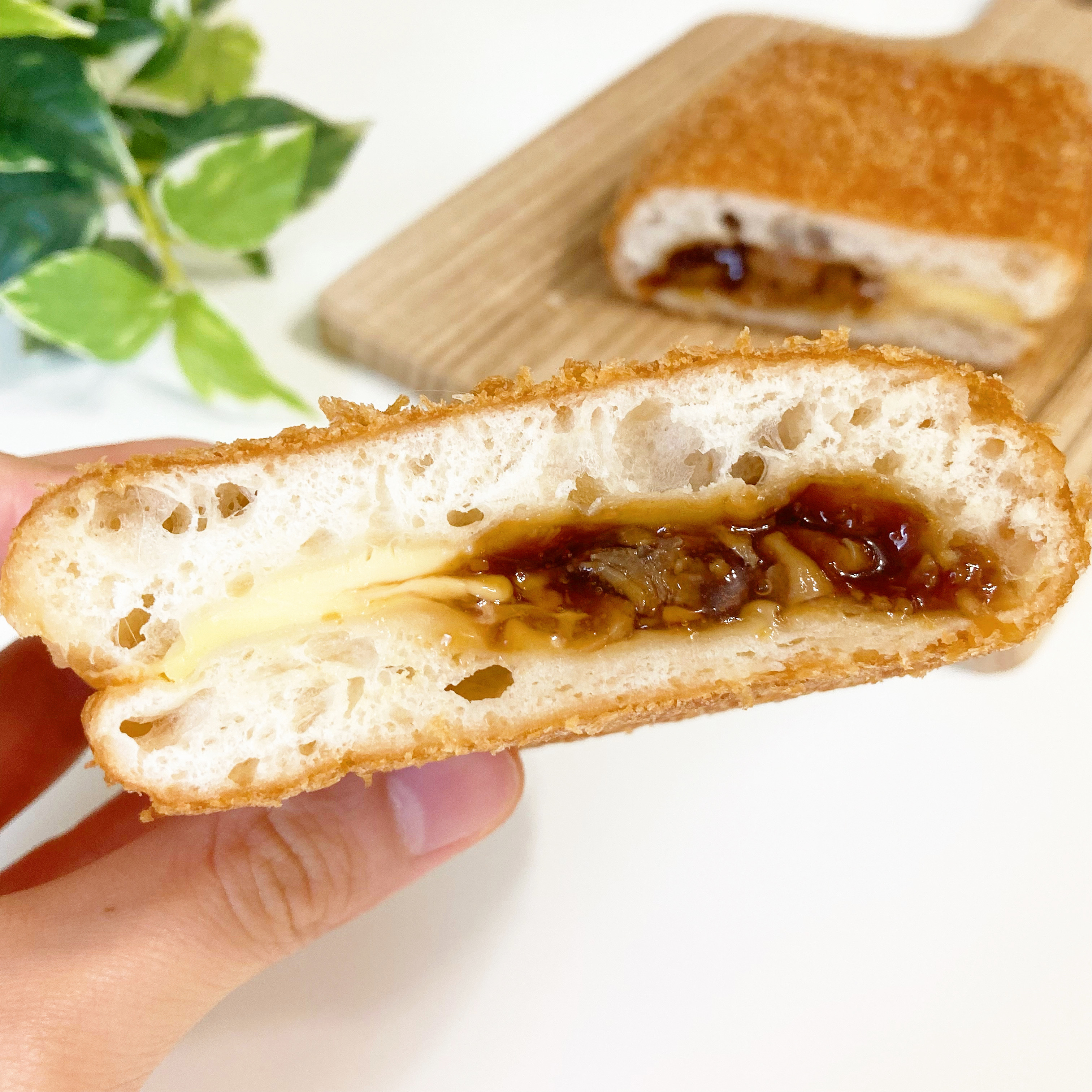 FamilyMart（ファミリーマート）のおすすめパン「照り焼きチキンドーナツ（マヨソース入り）」