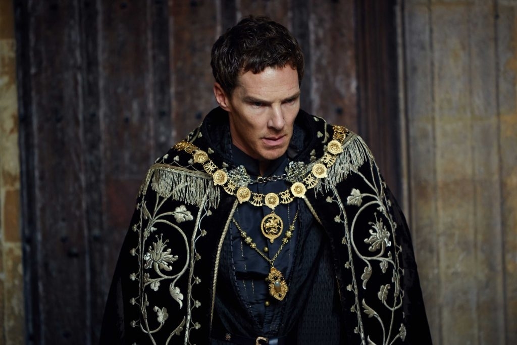 Benedict Cumberbatch en una escena, vistiendo un lujoso traje de época con bordados detallados y un collar dorado ornamentado