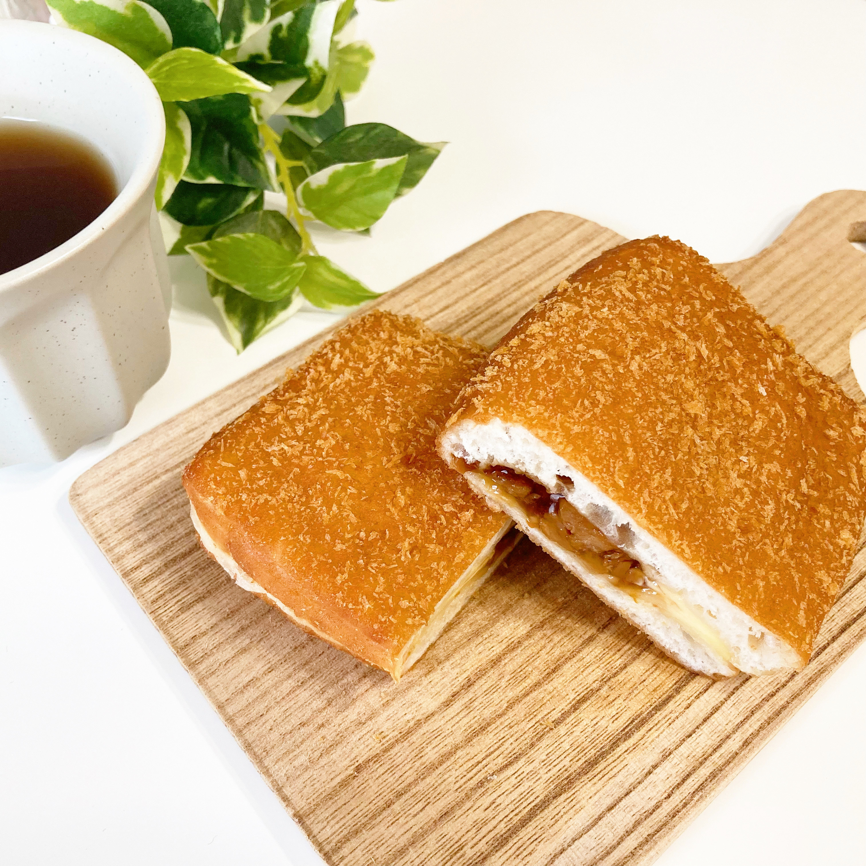 FamilyMart(ファミリーマート)のおすすめパン「照り焼きチキンドーナツ(マヨソース入り)」