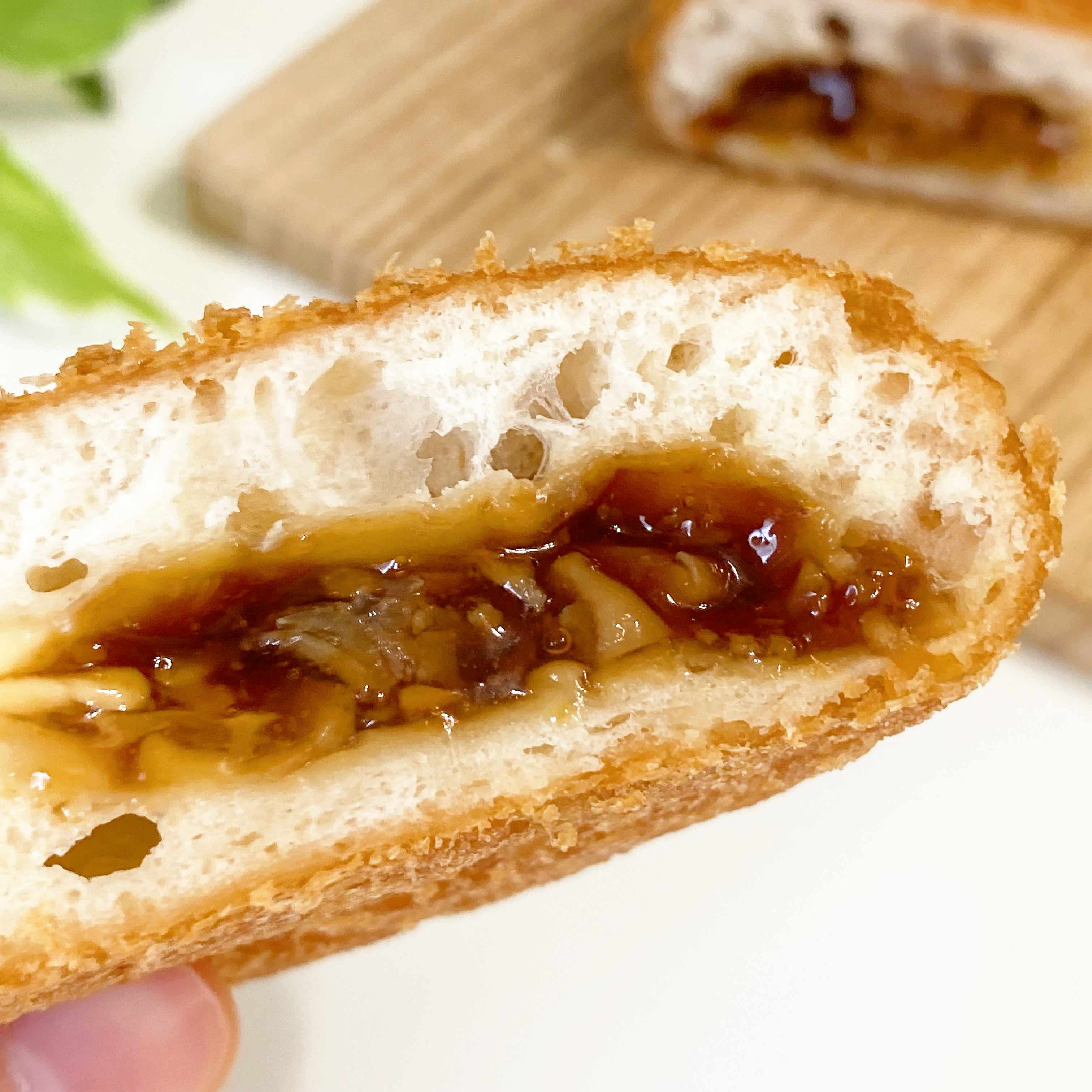 FamilyMart(ファミリーマート)のおすすめパン「照り焼きチキンドーナツ(マヨソース入り)」