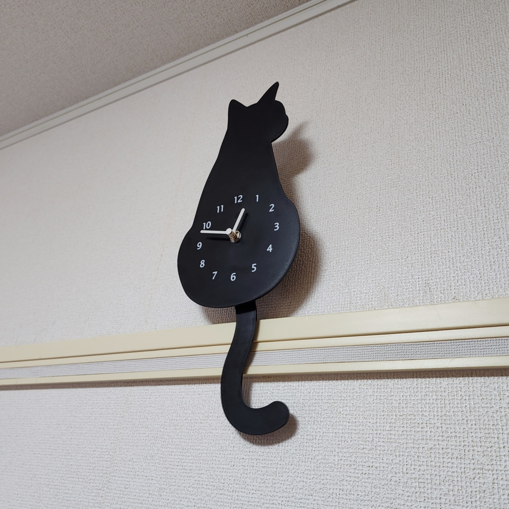 ニトリのおすすめ猫雑貨「しっぽが動く 掛け時計 黒猫」
