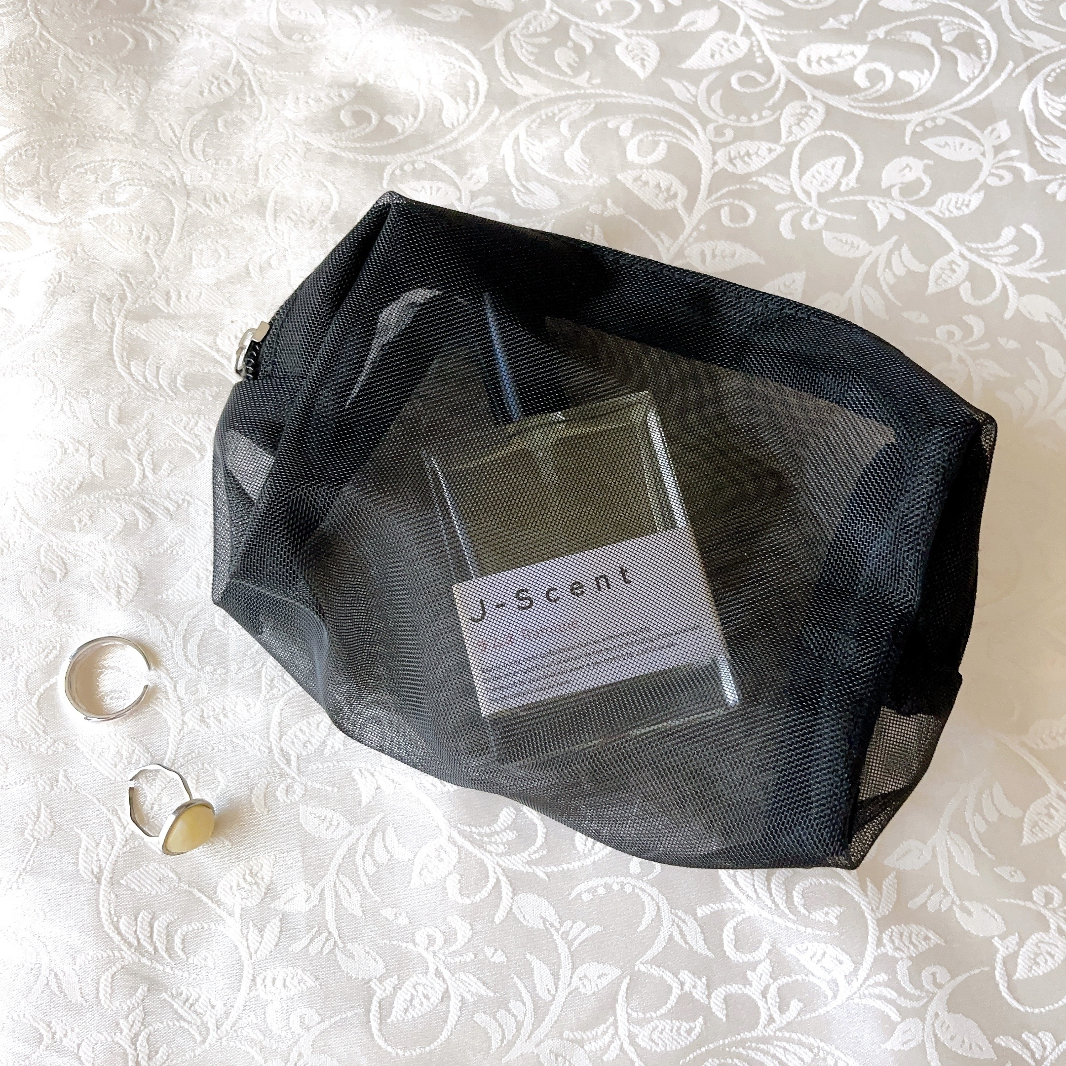 DAISO(ダイソー)のおすすめポーチ「メッシュポーチ(スクエア、ブラック)」