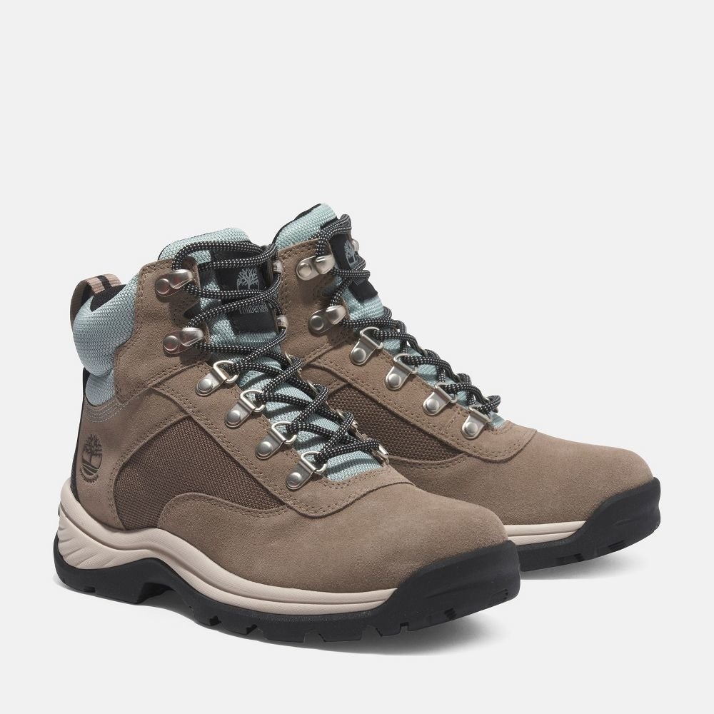 Sepatu hiking Timberland berwarna coklat muda dengan tali dan lubang tali logam yang diperkuat, dirancang untuk petualangan di luar ruangan