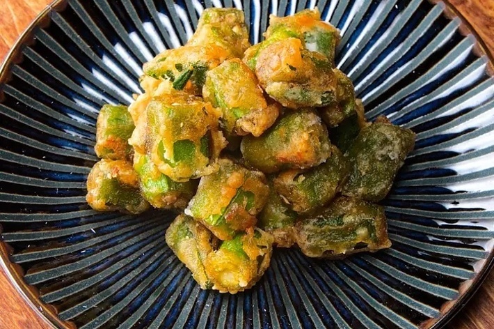 お皿に盛られたカリカリのオクラの揚げ物。