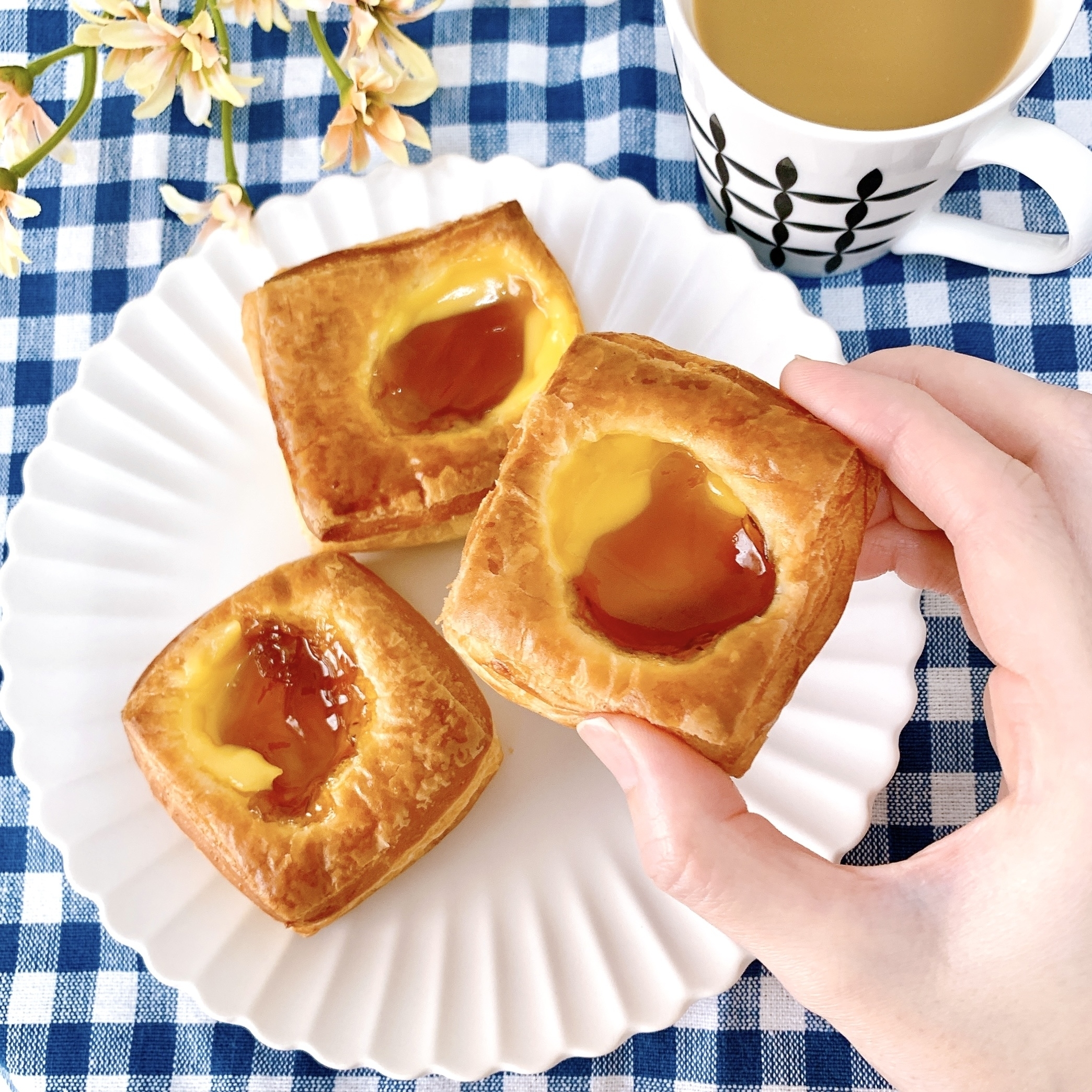 FamilyMart(ファミリーマート)のスイーツパン「プリン風味のカスタードデニッシュ3個入」