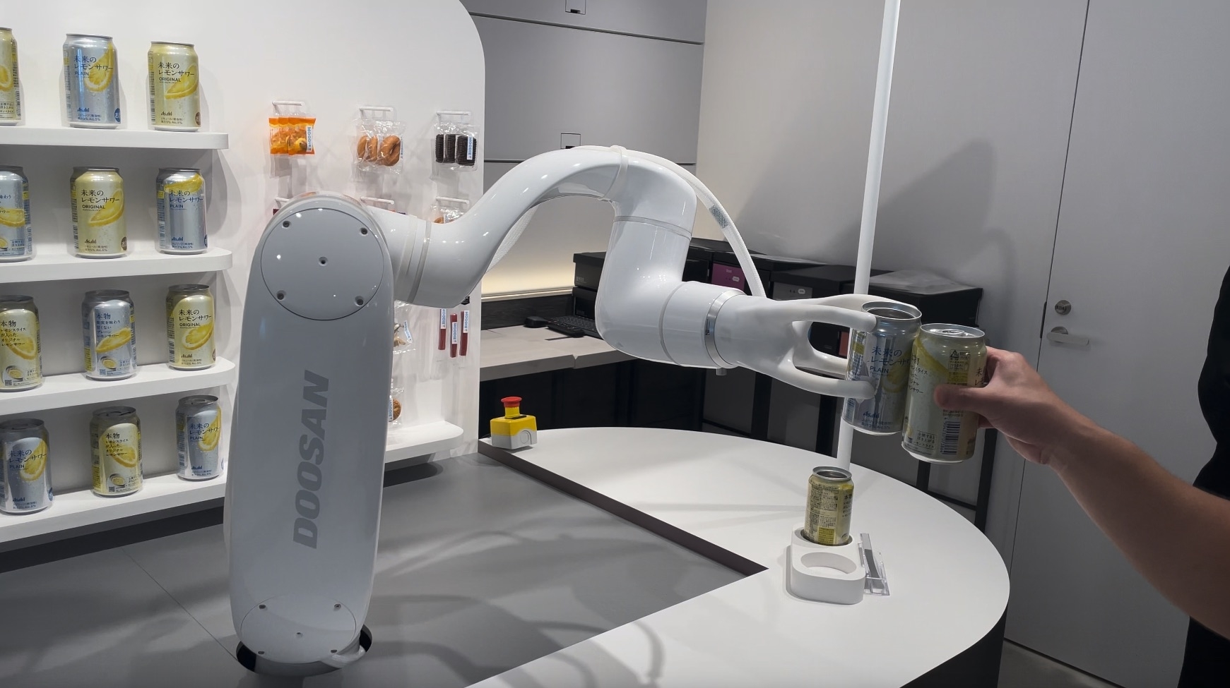 「TETOTE」との乾杯の様子