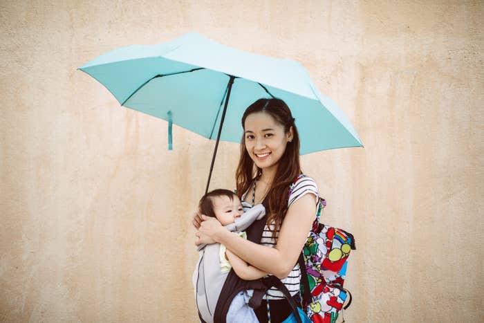 傘を差した母親と赤ちゃんのイメージ写真（Images By Tang Ming Tung / Getty Images）