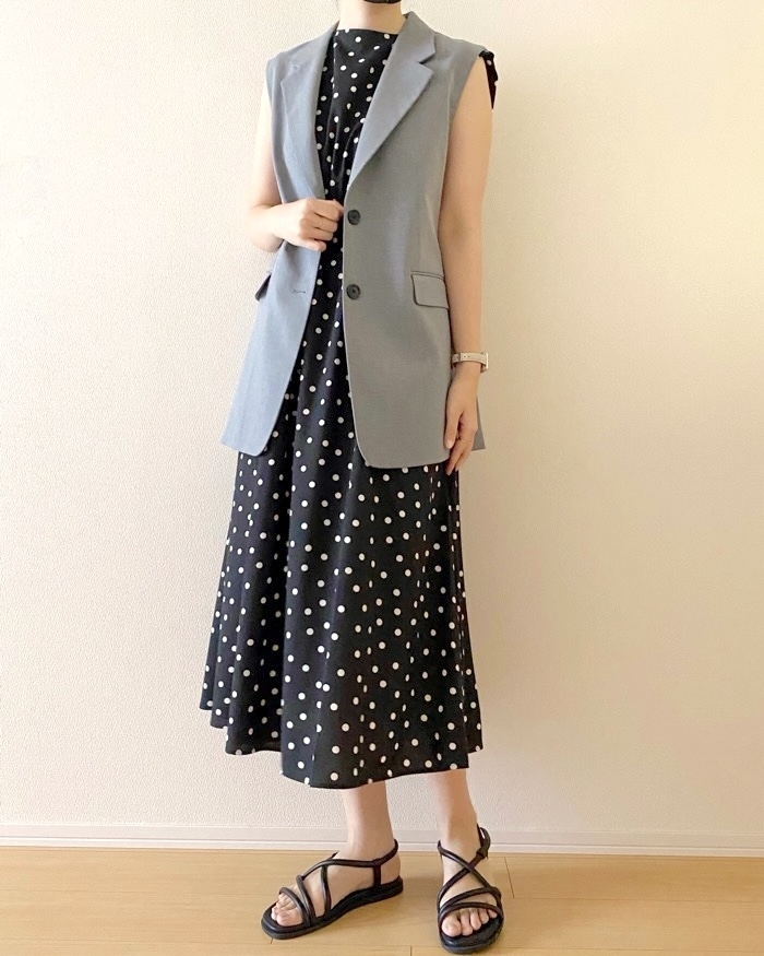 GU（ジーユー）のおすすめファッションアイテム「ドットプリントワンピース（ノースリーブ）Z」のコーディネート