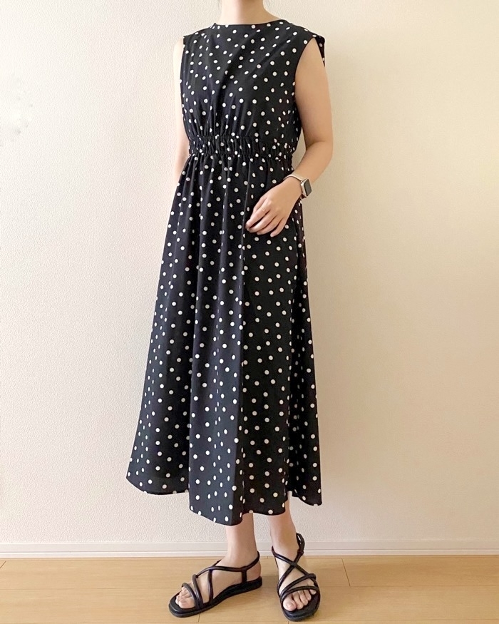 GU（ジーユー）のおすすめファッションアイテム「ドットプリントワンピース（ノースリーブ）Z」のコーディネート
