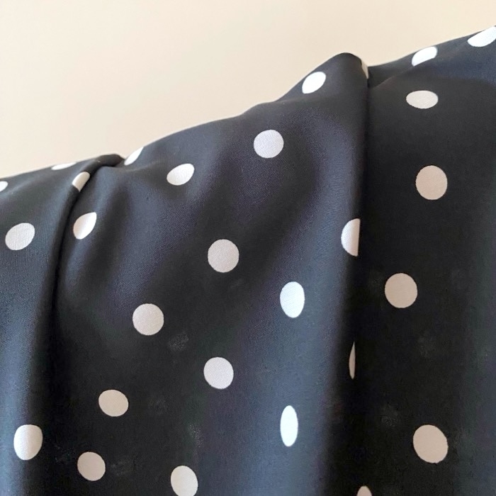 GU（ジーユー）のおすすめファッションアイテム「ドットプリントワンピース（ノースリーブ）Z」