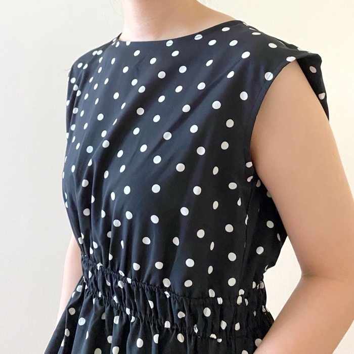 GU（ジーユー）のおすすめファッションアイテム「ドットプリントワンピース（ノースリーブ）Z」