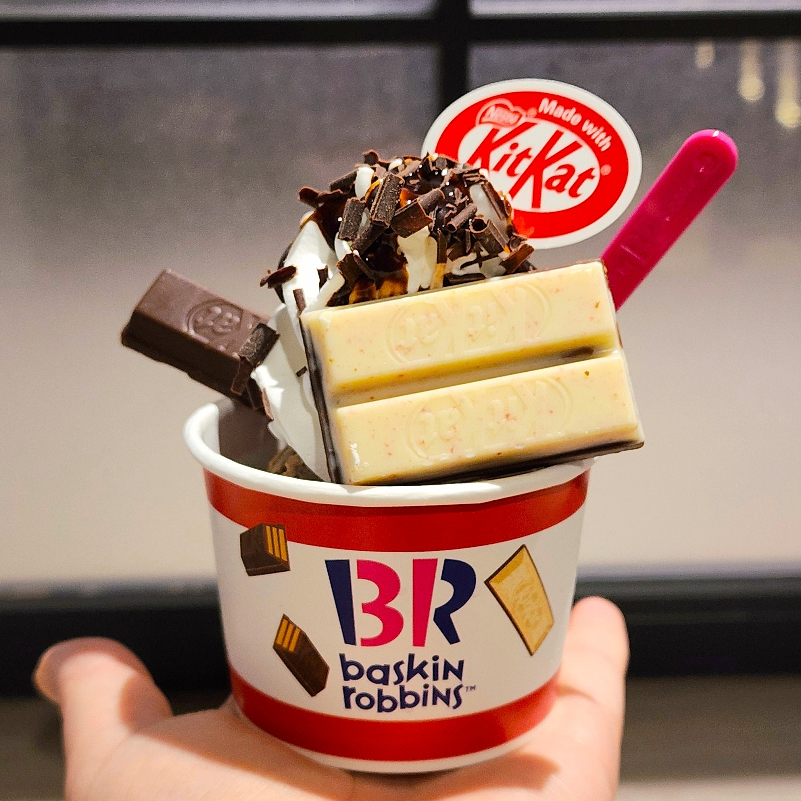 サーティーワンアイスクリームのおすすめスイーツ「コラボサンデー 〜Made with KITKAT〜」