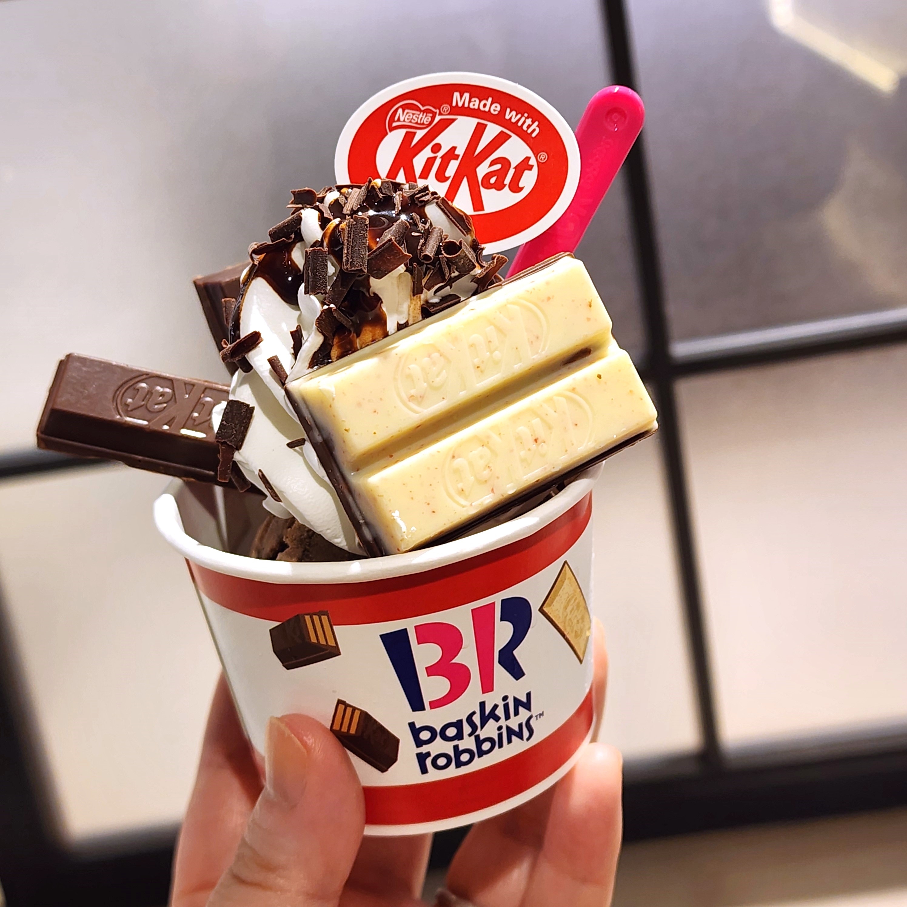 サーティーワンアイスクリームのおすすめスイーツ「コラボサンデー 〜Made with KITKAT〜」