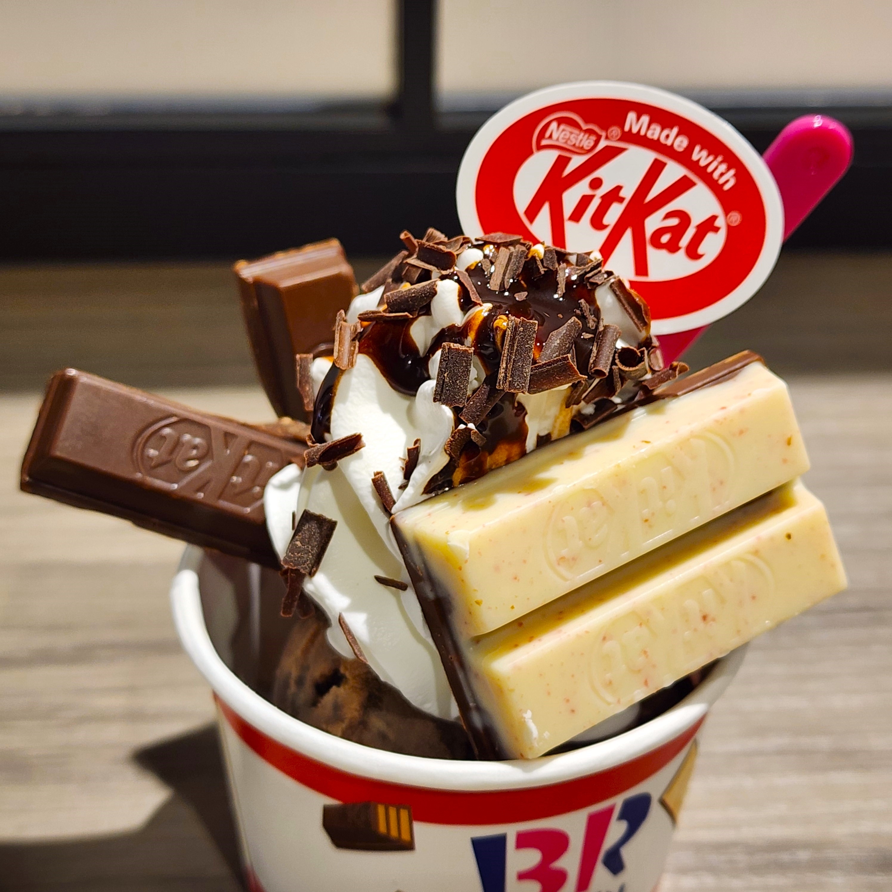 サーティーワンアイスクリームのおすすめスイーツ「コラボサンデー 〜Made with KITKAT〜」