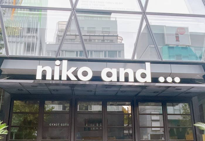 niko and &hellip;という看板のある建物の前景。背景にはビルが数棟見えます。