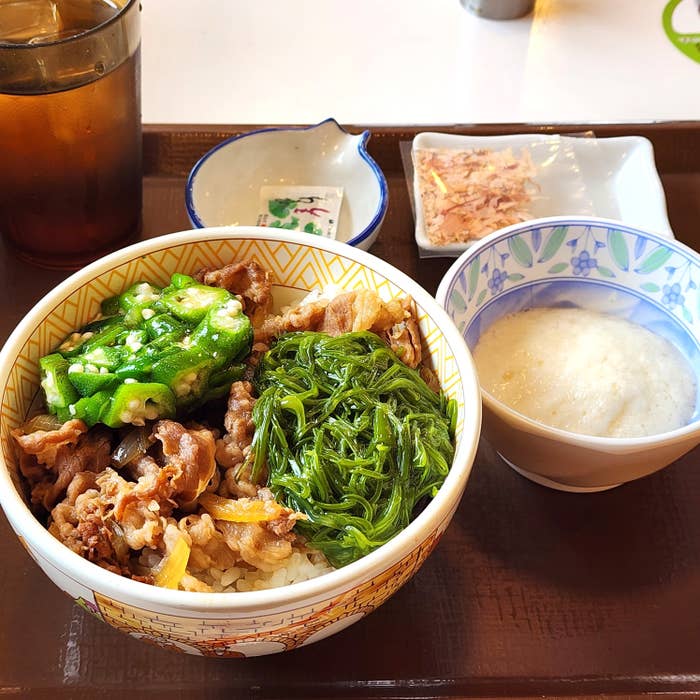 すき家のおすすめフード「山かけめかぶオクラ牛丼」