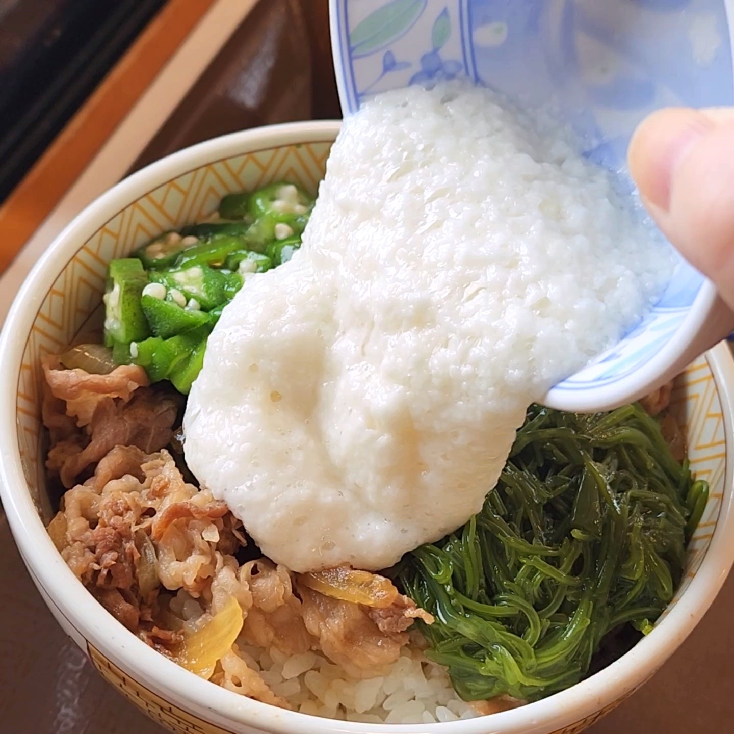すき家のおすすめフード「山かけめかぶオクラ牛丼」