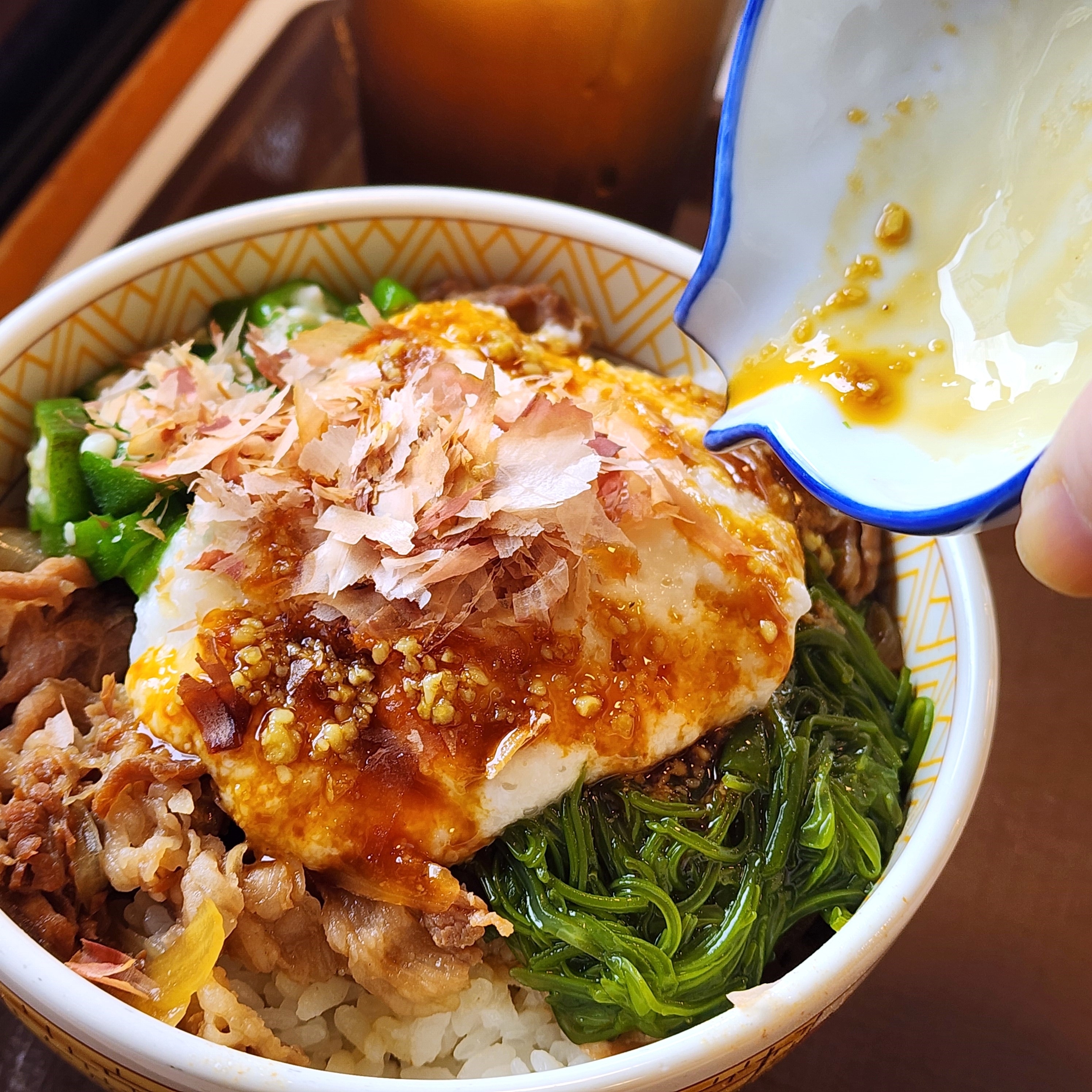 すき家のおすすめフード「山かけめかぶオクラ牛丼」