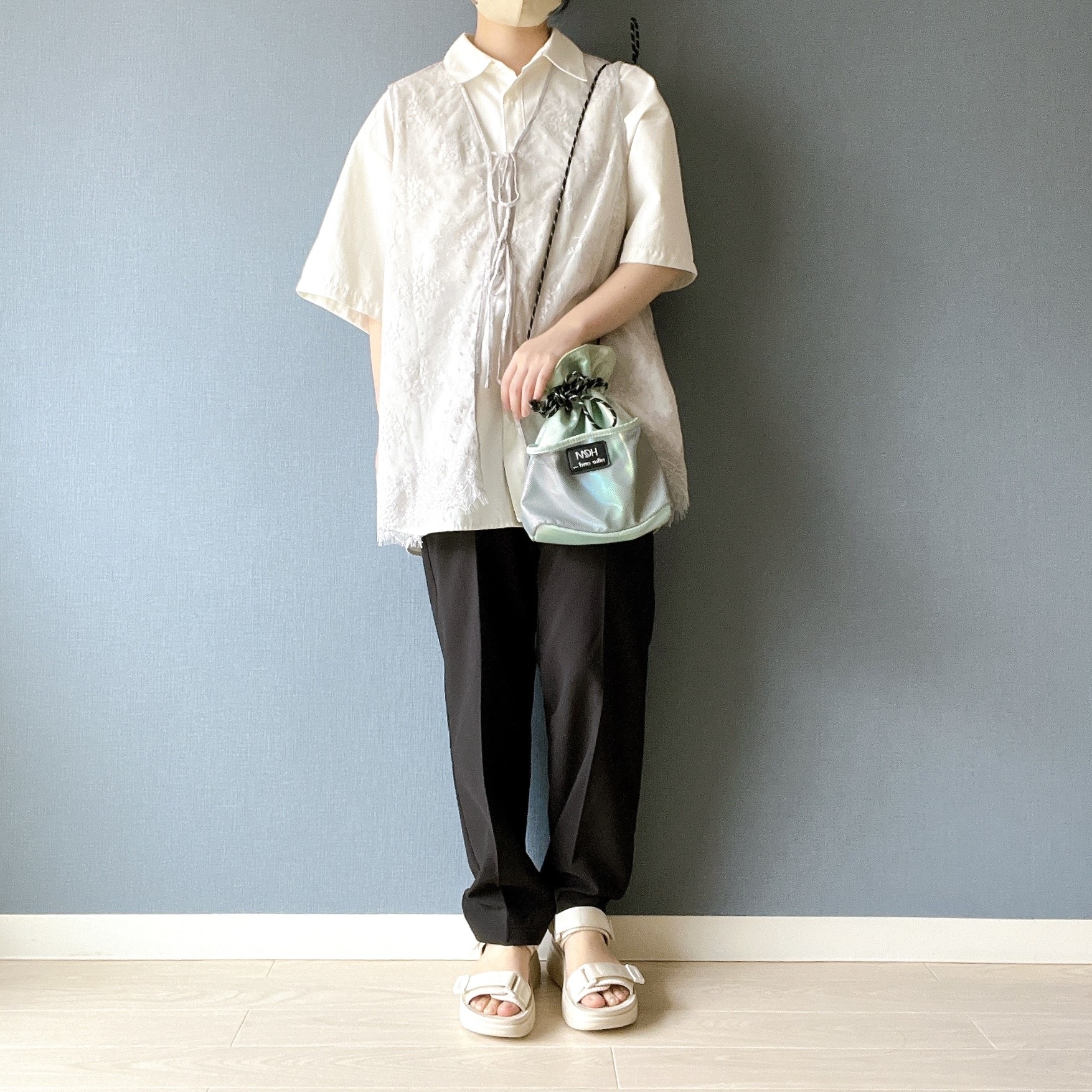 ニコアンドのオススメのトップス「2WAYレースベスト」のコーディネート