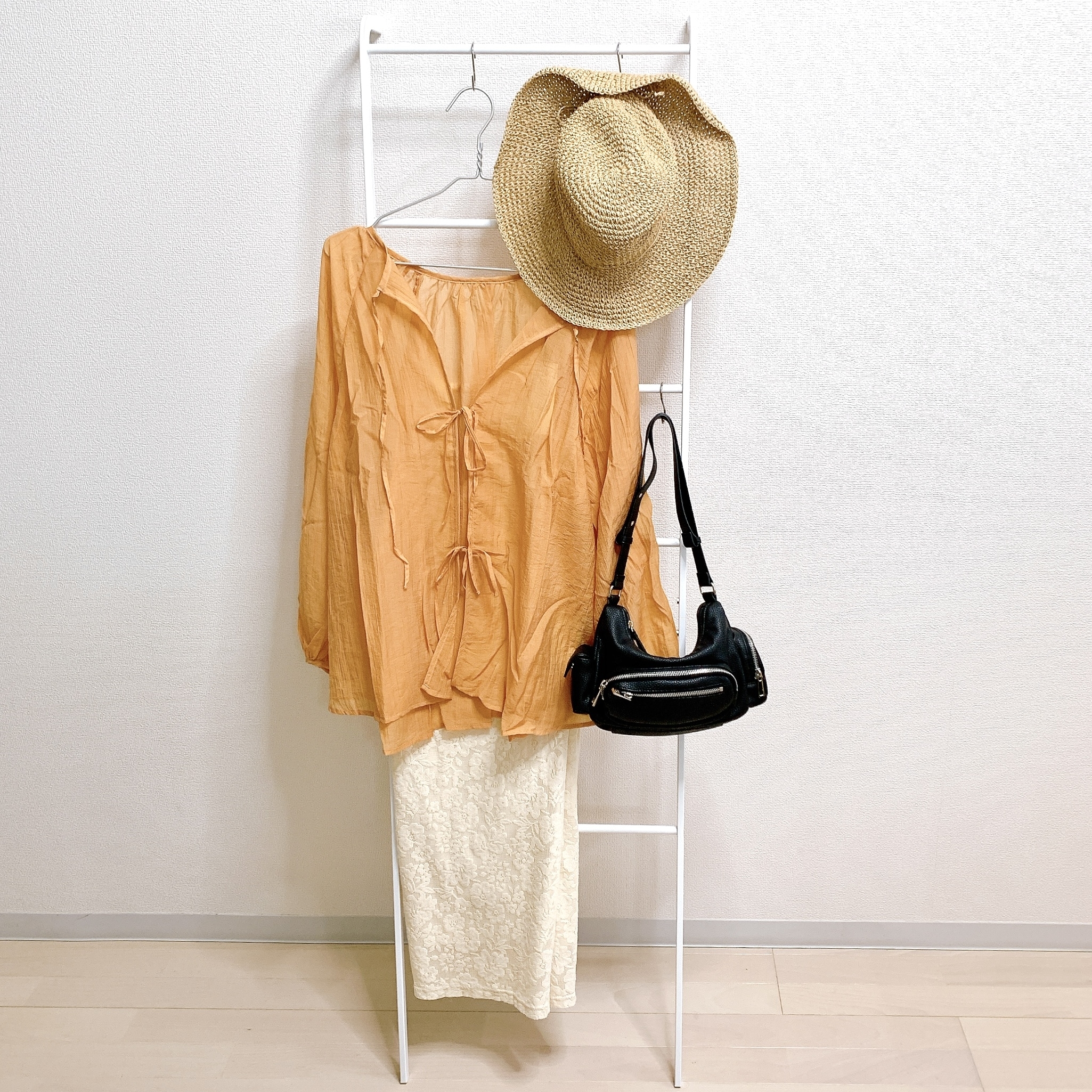 ニトリのおすすめの便利グッズ「ラダーハンガーフレーム（ホワイト）」