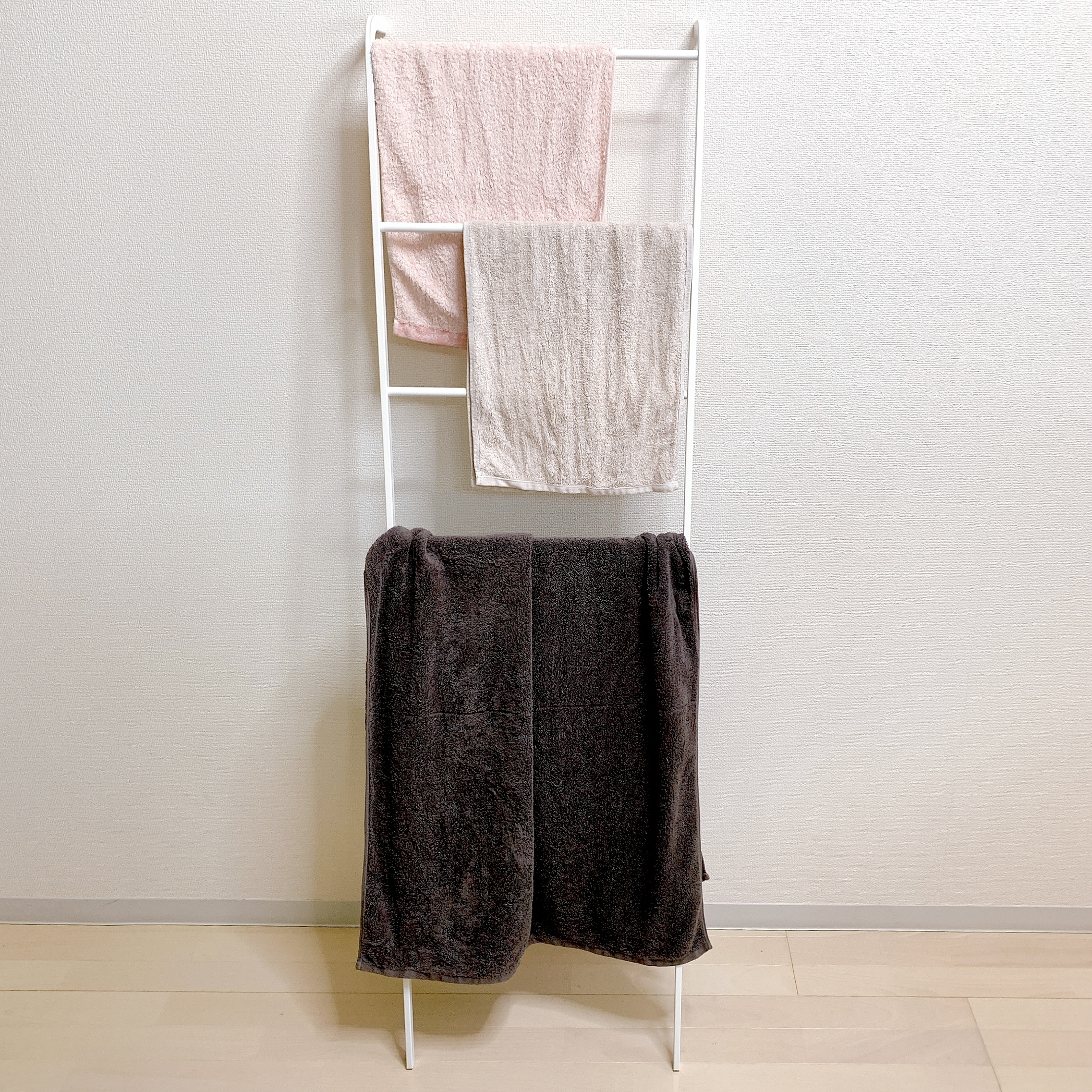 ニトリのおすすめの便利グッズ「ラダーハンガーフレーム（ホワイト）」