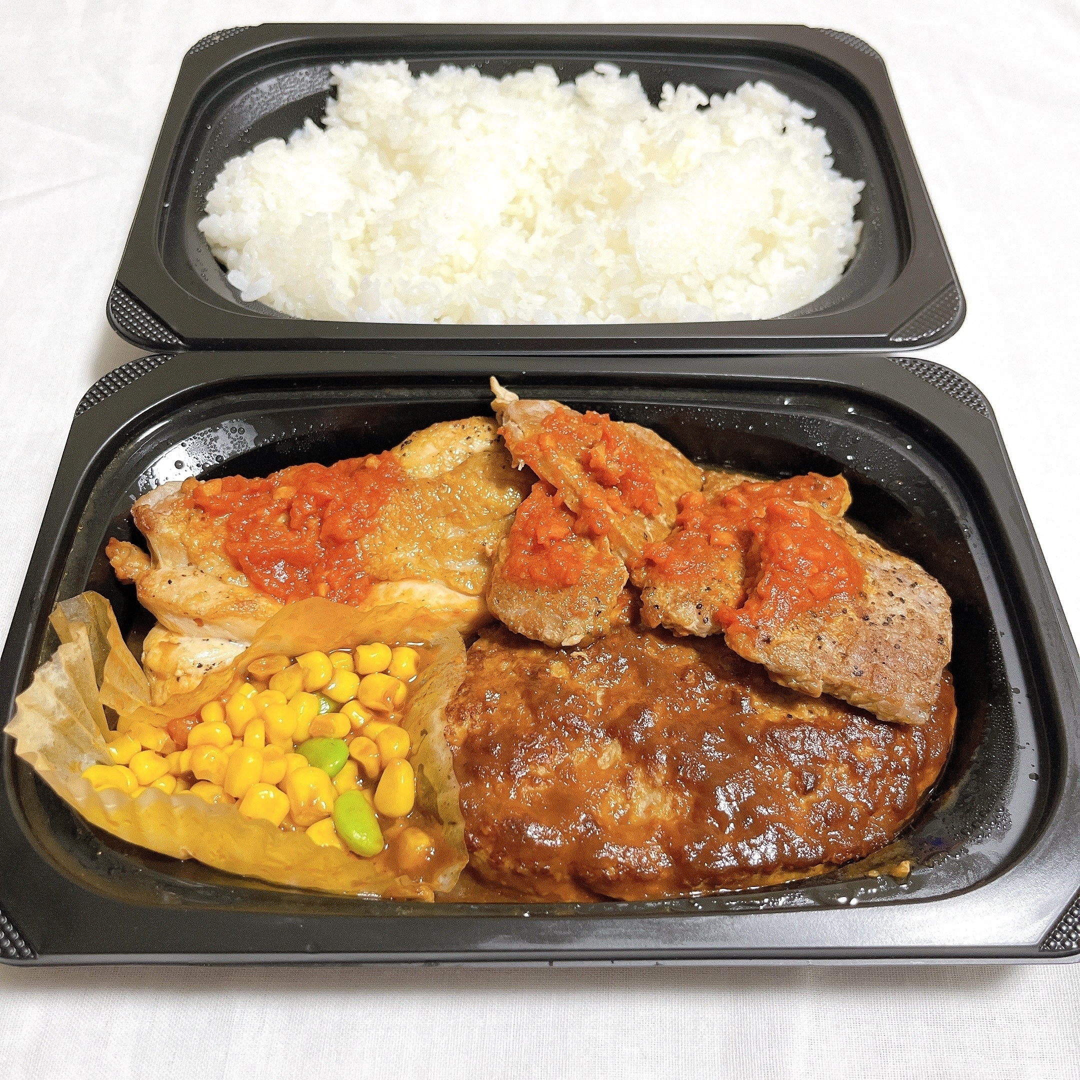 ガストのおすすめのお弁当「カットステーキ肉盛りプレート弁当」